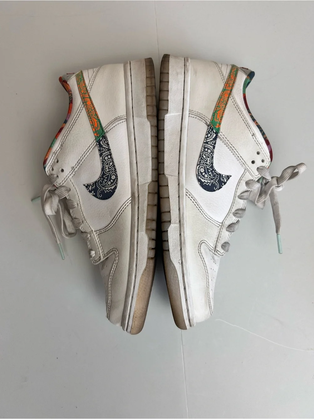 Nike White Low-Top Kids Sneakers with Multicolor Patterned Liner 7Y